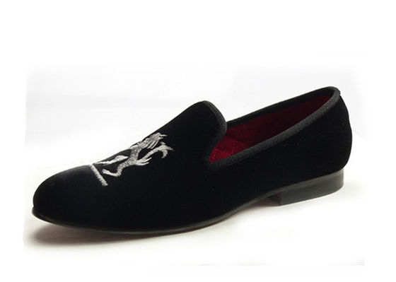 Leoni ricamati da uomo Loafers di velluto uomini fatti a mano Scarpe di velluto nero per il matrimonio