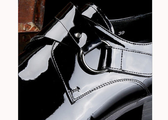 Uomo nero lucido abito formale scarpe di pelle brevettata Oxford stile con logo stampato