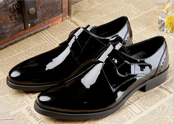 Uomo nero lucido abito formale scarpe di pelle brevettata Oxford stile con logo stampato