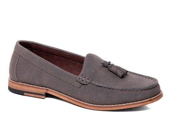 Uomo grigio, camicetta, scarpe da sole, moda, abiti casual per la festa.