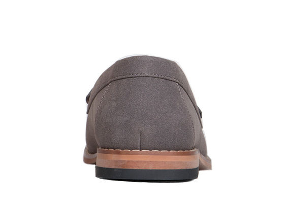 Uomo grigio, camicetta, scarpe da sole, moda, abiti casual per la festa.