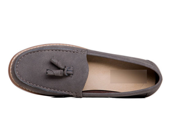 Uomo grigio, camicetta, scarpe da sole, moda, abiti casual per la festa.