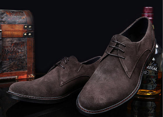 Scarpe di Oxford, di pelle maschile e suede, di colore grigio / nero, stile britannico.