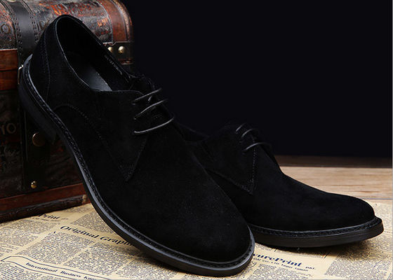 Scarpe di Oxford, di pelle maschile e suede, di colore grigio / nero, stile britannico.