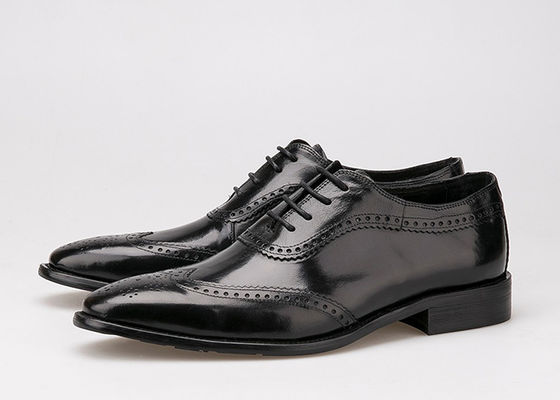Uomini neri scarpe d' affari, scarpe di Oxford intagliate, scarpe di cuoio a lacci, scarpe di Brogue.