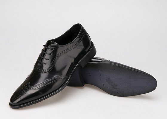 Uomini neri scarpe d' affari, scarpe di Oxford intagliate, scarpe di cuoio a lacci, scarpe di Brogue.