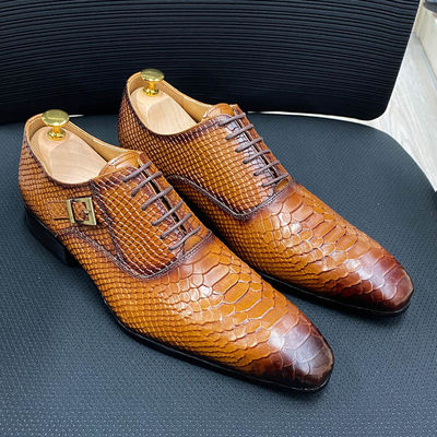 Scarpe da cuoio da uomo con tacco basso, scarpe da uomo con punta, scarpe da vestire con disegno di serpente falso