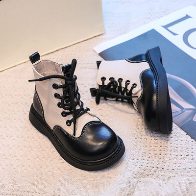 Scarpe scolastiche in cuoio per ragazzi durevoli, a punta rotonda e lacci per un ulteriore comfort