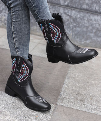 Western Cowgirl Le ultime tendenze della moda con stivali di pelle da donna e alla moda