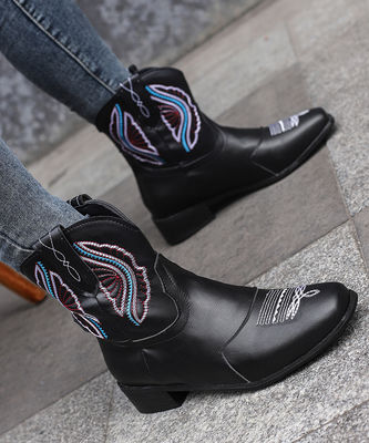 Western Cowgirl Le ultime tendenze della moda con stivali di pelle da donna e alla moda