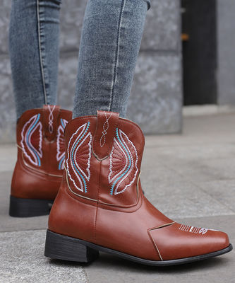 Western Cowgirl Le ultime tendenze della moda con stivali di pelle da donna e alla moda