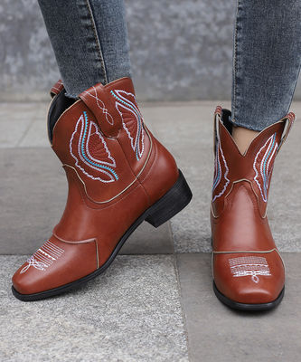 Western Cowgirl Le ultime tendenze della moda con stivali di pelle da donna e alla moda