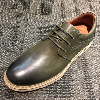 Calzature bianche di colore suede di pelle da uomo calzature piatte casual scarpe da ginnastica tipo chiusura a lacci
