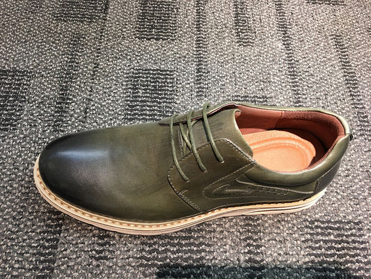 Calzature bianche di colore suede di pelle da uomo calzature piatte casual scarpe da ginnastica tipo chiusura a lacci