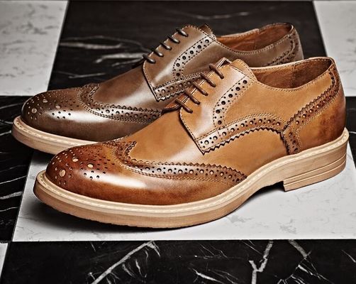 Calzature da uomo a mano, di pelle, da uomo a misura, scarpe da uomo marrone, di pizzo.