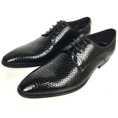 Scarpe da uomo nero, calzature da uomo in mano, calzature da uomo 2018.