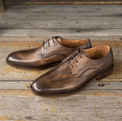 Uomini di ufficio in abito formale, scarpe da cuoio originali italiane.