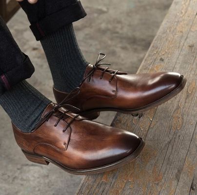 Uomini di ufficio in abito formale, scarpe da cuoio originali italiane.