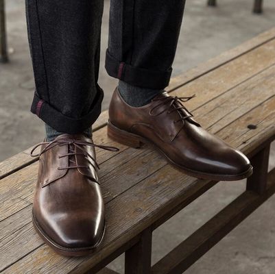 Uomini di ufficio in abito formale, scarpe da cuoio originali italiane.