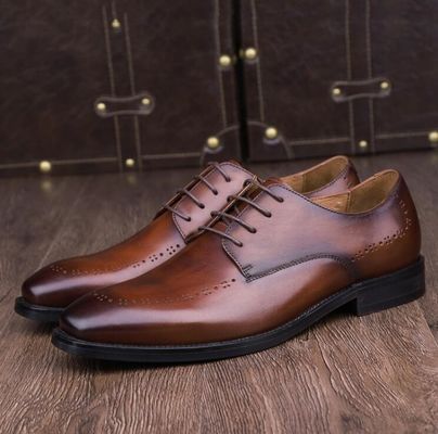 Brown Brogues, abito estivo in pelle maschile, scarpe con il piede quadrato, design moderno.