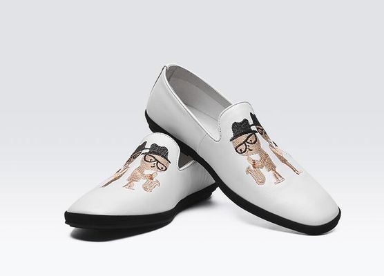 Loafers di pelle piatta e morbida dipinti a mano, stampati, per uomo, con disegni