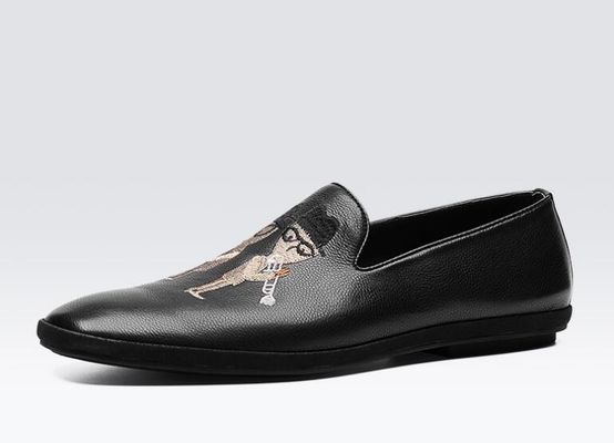Loafers di pelle piatta e morbida dipinti a mano, stampati, per uomo, con disegni