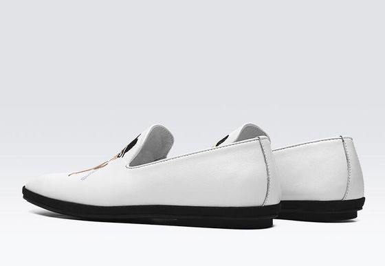 Loafers di pelle piatta e morbida dipinti a mano, stampati, per uomo, con disegni