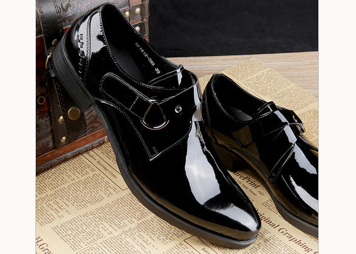 Uomo nero lucido abito formale scarpe di pelle brevettata Oxford stile con logo stampato