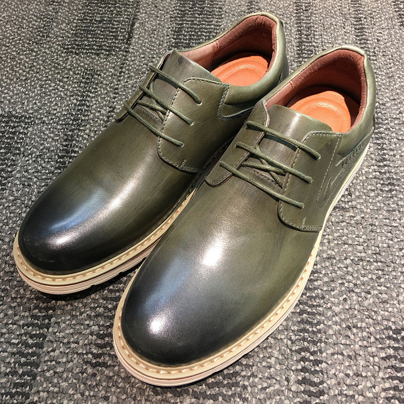 Calzature bianche di colore suede di pelle da uomo calzature piatte casual scarpe da ginnastica tipo chiusura a lacci