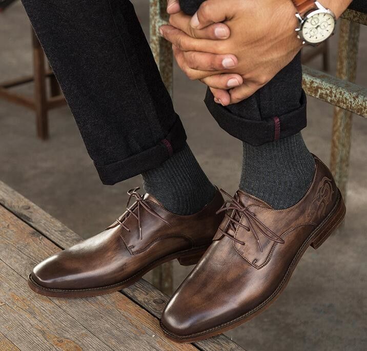 Uomini di ufficio in abito formale, scarpe da cuoio originali italiane.
